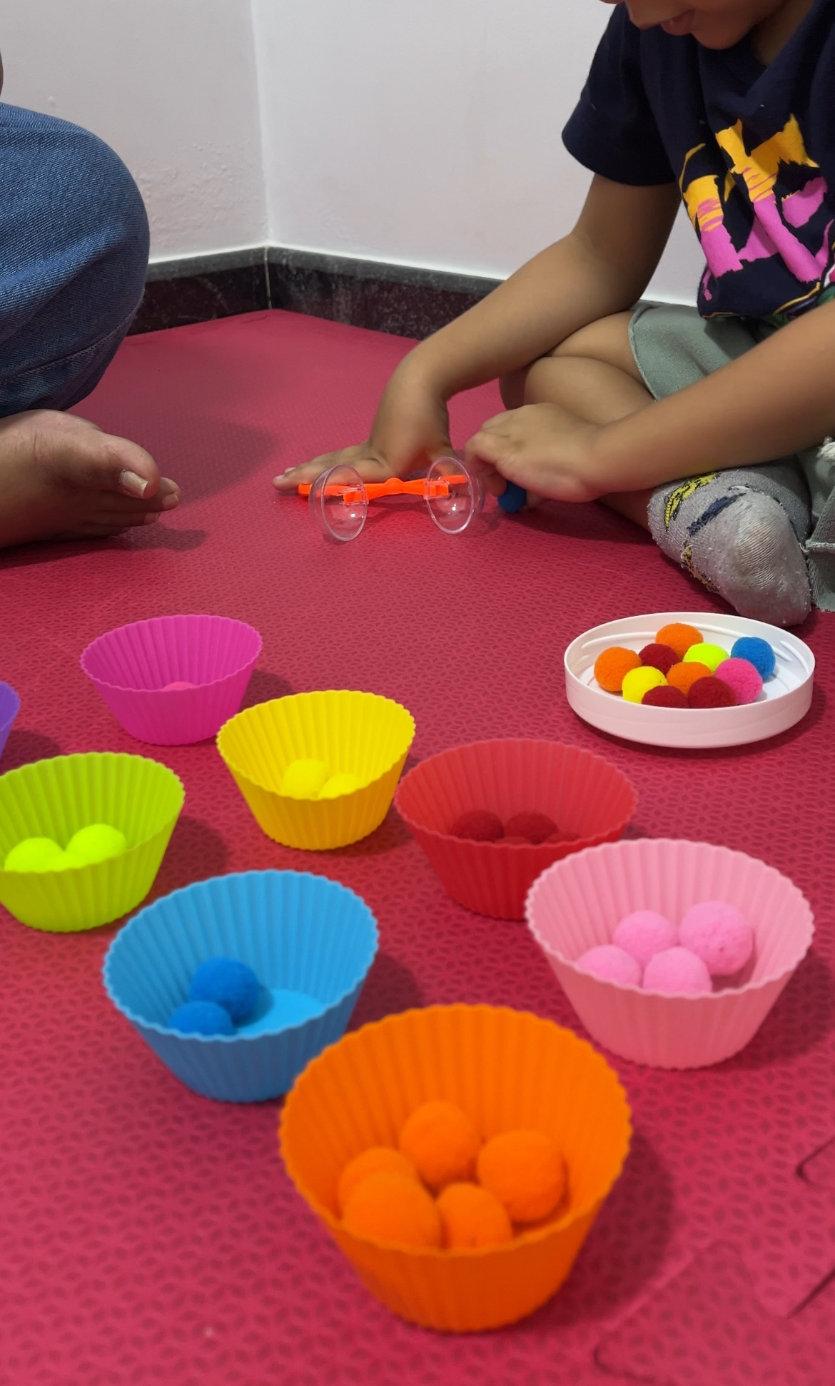 Atividade terapêutica infantil com materiais coloridos