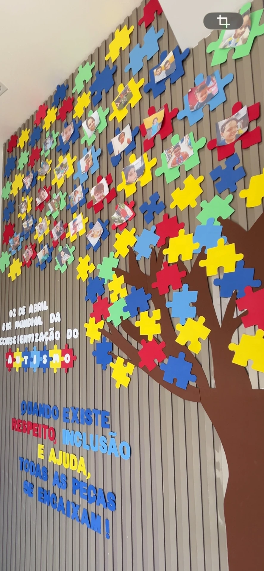 Mural colorido sobre inclusão na Clínica Semear